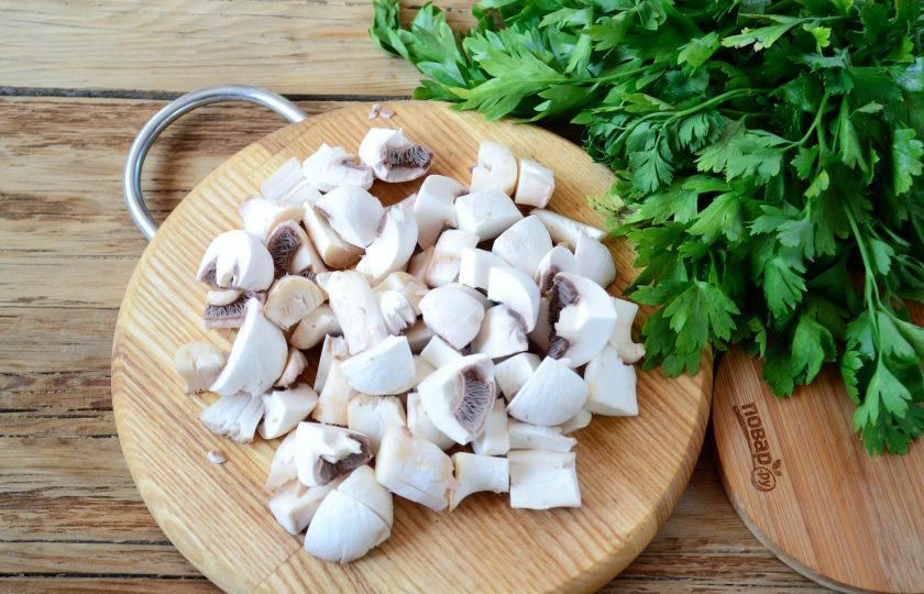 1. Этап. Свинина с тыквой: Тем временем на другой сковороде обжарьте порезанные небольшими кусочками шампиньоны.