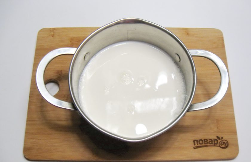 1. Этап. Рубленый торт: Приготовим заварной крем. В кастрюлю налейте молоко и поставьте на плиту.