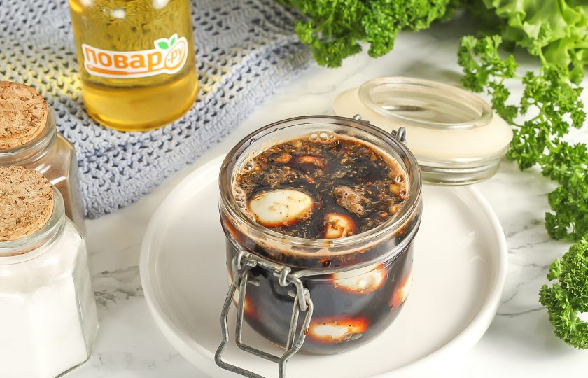 1. Этап. Перепелиные яйца по-китайски: Залейте их приготовленным соусом и дайте остыть. Очень важно, чтобы яйца были им полностью покрыты, иначе останутся белые пятна. Поместите их после остывания в холодильник прямо в емкости с соусом на 2-3 дня. Можно оставить и на неделю, и на месяц. Чем дольше блюдо будет в рассоле, тем более насыщенным получится по вкусу.