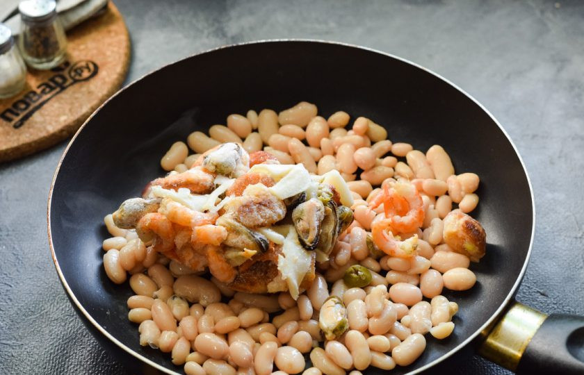 1. Этап. Фасоль с морепродуктами: Добавьте к фасоли замороженные морепродукты.