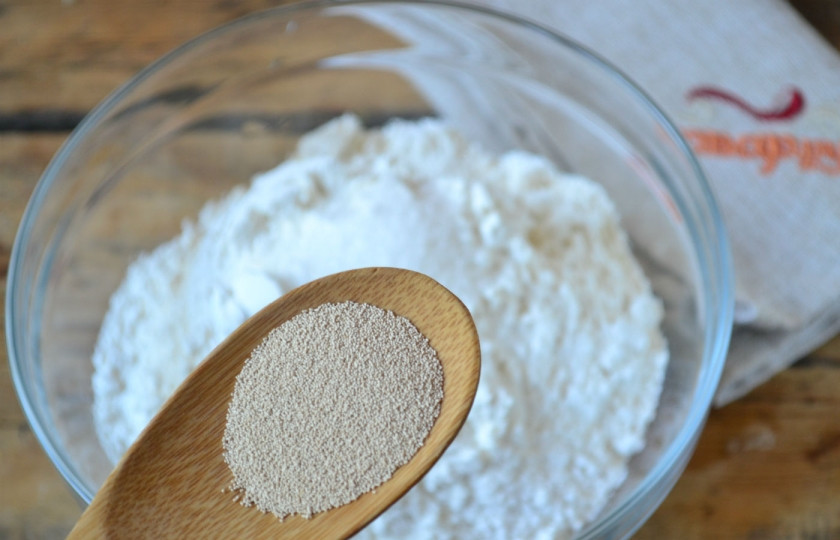 1. Этап. Дрожжевое тесто на кефире: В глубокой миске смешайте муку, сахар, соль и дрожжи. Хорошо перемешайте.