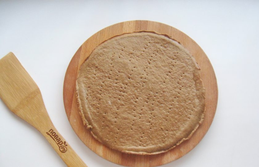 1. Этап. Торт Престиж: Выпекайте корж в заранее разогретой до 170-175 градусов духовке.