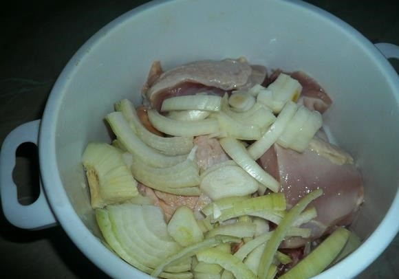 1. Этап. Курица с макаронами: 2. Луковицу очищаю от шелухи и ополаскиваю, затем нарезаю полукольцами и отправляю к курице.