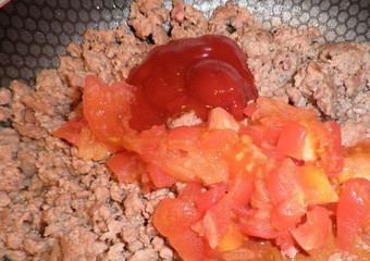 1. Этап. Простая лазанья с фаршем: 3. Обжариваем фарш с помидорами и томатной пастой (по вкусу). Жарим до готовности, солим и приправляем по вкусу.