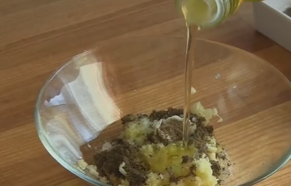 1. Этап. Отбивная Медвежья лапа: 3. В емкости смешайте выдавленный чеснок и корень имбиря, соль, перец и ложку оливкового масла. Натрите этой смесью отбивные.