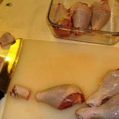 1. Этап. Курица в кинзе: Куриные голени промываем, даем обсохнуть. Мне еще пришлось слегка обрезать - в форму для выпекания не помещались :) Но это не обязательно, разумеется.