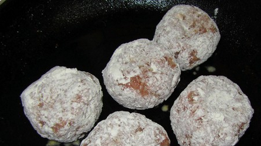 1. Этап. Тефтели жареные: 1. Смешаем фарш, яйцо и измельченный лук. Затем домешаем рис. Всыпайте понемногу, может понадобится и меньше риса, указанного в рецепте. Добавим специи, перемешаем и формируем тефтели. Обваливаем их в муке.