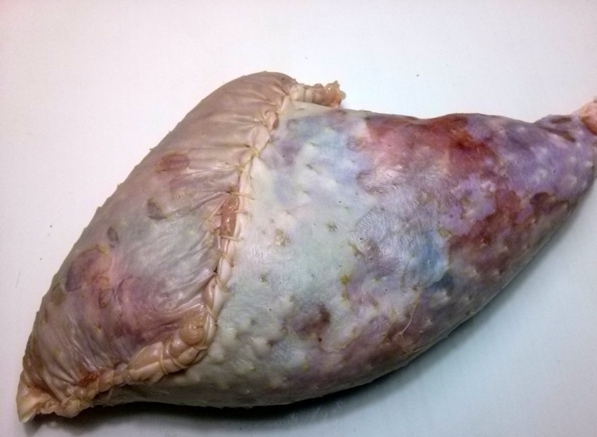 1. Этап. Ветчина из индейки: Зашейте кожу кулинарной нитью или скрепите зубочистками. Обязательно проколите кожу в нескольких местах иголкой, чтобы выходил сок во время приготовления.