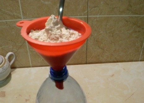 1. Этап. Блины в бутылке на кефире: 2. Следом всыпайте муку.