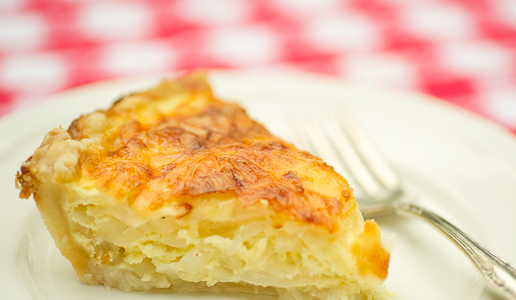 1. Этап. Быстрый пирог с луком: 4. Как только зарумянился, и верхушка 