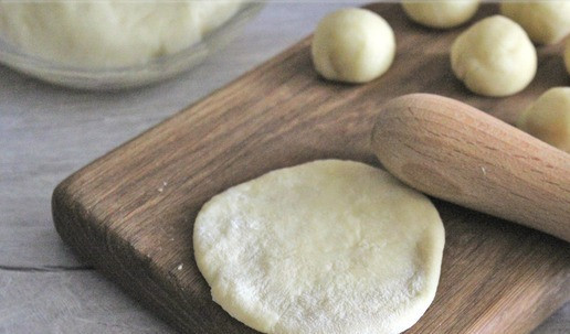 1. Этап. Булочки для бургеров: Кусочек теста массой 20 грамм раскатать в круглый пласт.