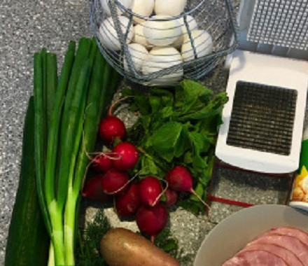 1. Этап. Окрошка с квасом: Подготовим ингредиенты для окрошки. Заранее отварим и остудим картофель и яйца. Вымоем зелень, огурец и редиску.