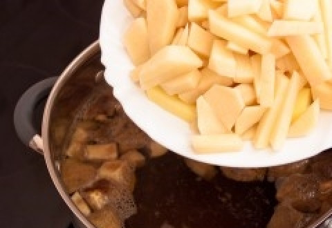 1. Этап. Грибной суп без зажарки: Картофель помойте, почистите и нарежьте брусочками или кубиками. Добавьте его в бульон к грибам и варите 8 минут.