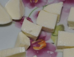 1. Этап. Салат с креветками и сыром: Моцареллу нарезаем на небольшие кусочки.