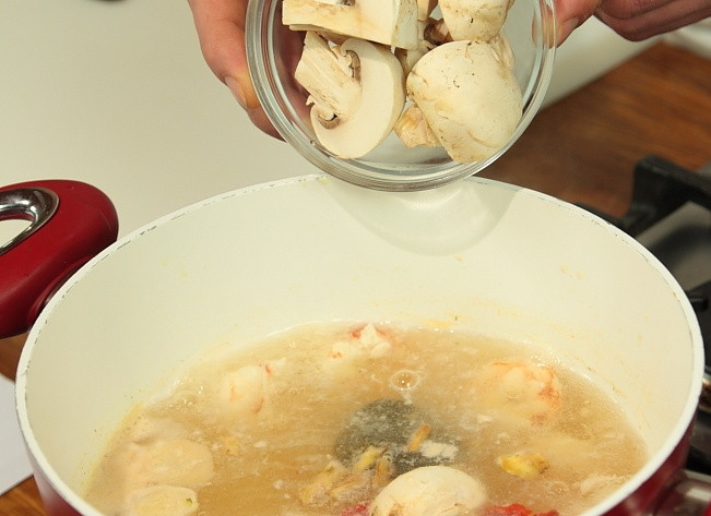 1. Этап. Тайский суп с креветками: Добавить грибы и листья лайма, кинзу и варить еще 5 минут.