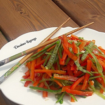 Китайский салат с молодым зеленым горошком