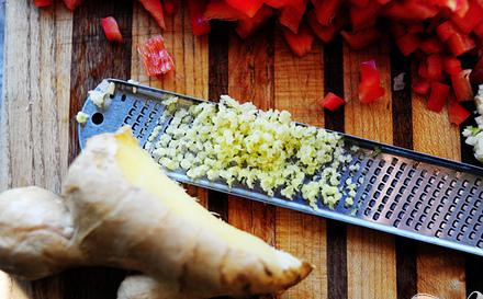 1. Этап. Индейка и салат-латук: Натрите на тёрке имбирь.