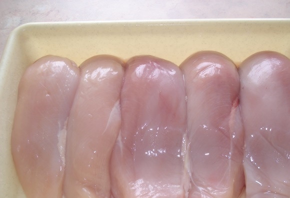 1. Этап. Полендвица из куриной грудки: 1. Грудки мою и вытираю насухо бумажным полотенцем.