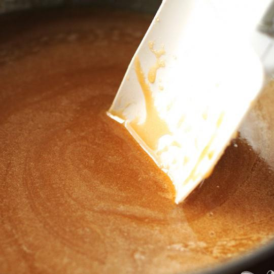 1. Этап. Медовый крем: На среднем огне, постоянно помешивая доведите смесь до однородной массы.