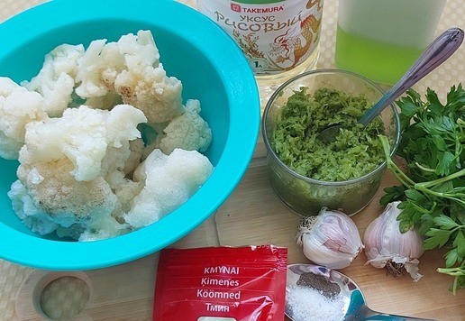 1. Этап. Цветная капуста с петрушкой и чесноком: Ингредиенты. Удобнее использовать замороженную цветную капусту. Чеснок двух видов, если нет чесночных стрелок, то можно обойтись и без них. Уксус любой, у меня рисовый. Масло так же по вкусу, у меня оливковое.