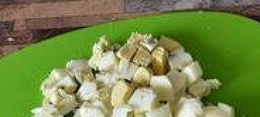 1. Этап. Салат из осьминогов и кальмаров: Яйца очистите от скорлупы и пропустите через яйцерезку. Морковь нарежьте кубиками, а помидоры — кольцами. Сыр натрите на крупной тёрке.