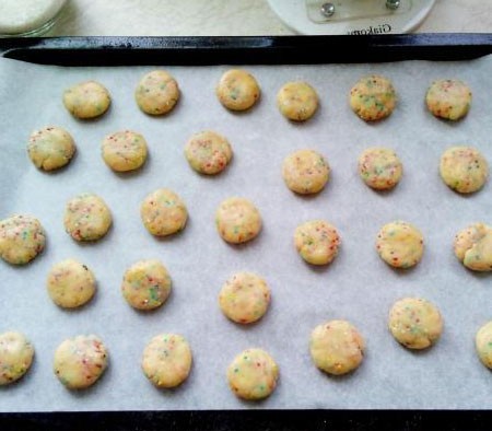 1. Stage. Brightly Sugar Cookies: From the dough, make small liver and lay them on a baking sheet covered with parchment, bake in a preheated oven to 180 degrees for about 10 minutes.