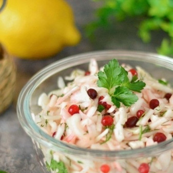 Салат из капусты с брусникой