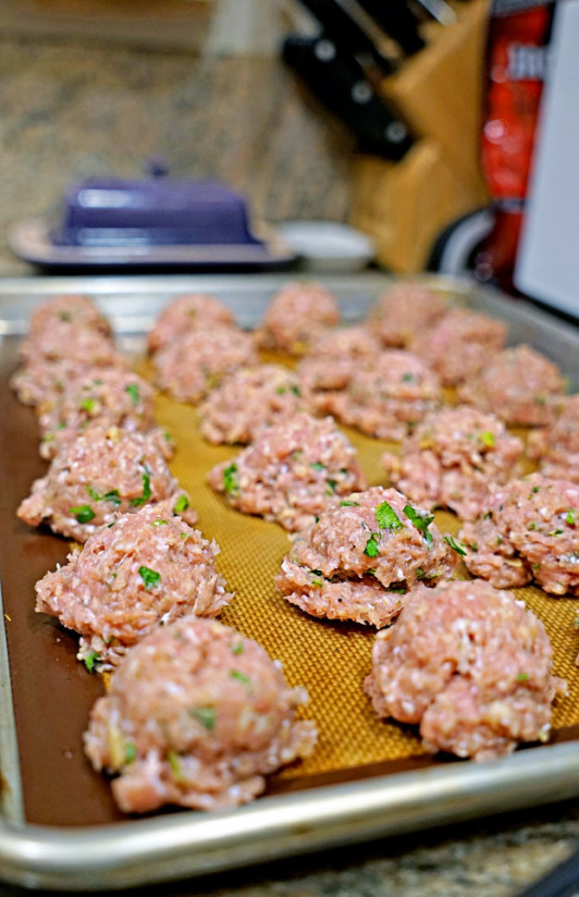 1. Этап. Индейка в чесночном соусе: 3. Теперь филе перекрутим в мясорубке, смешаем с 1-2 ст.л. чесночного соуса, кунжутом, сухарями и яйцом. Перемешаем, добавим соль, зелень и специи по вкусу. Формируем шарики, и запекаем 20-30 минут, периодически поливая соусом.