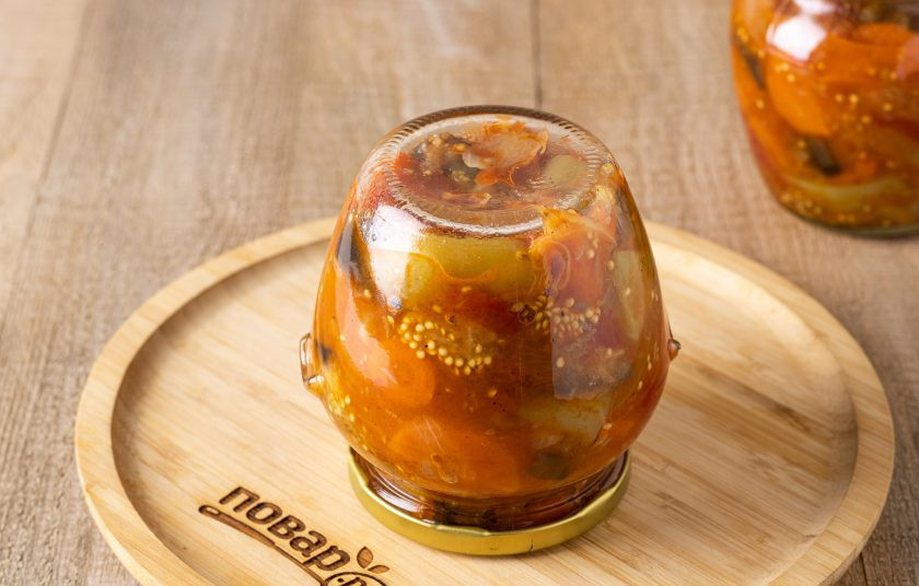 1. Этап. Баклажаны 5 овощей на зиму: Затем разложите заготовку по чистым стерилизованным банкам. Плотно закрутите банки и оставьте вверх дном до полного остывания.