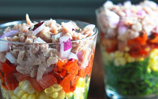 1. Этап. Салат с тунцом слоеный: 4. С тунца слейте лишнюю жидкость. Добавьте нарезанный лук и перемешайте аккуратно. Выложите следующим слоем.