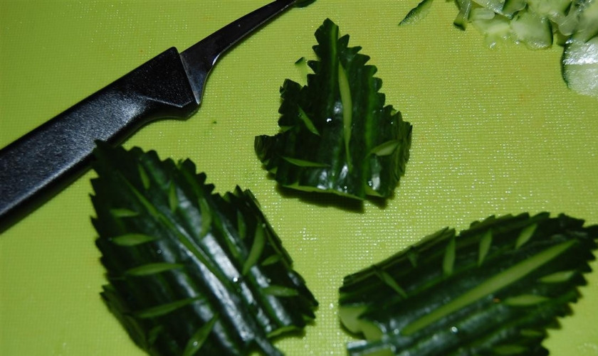 1. Этап. Салат Тиффани с копченой курицей: Аккуратно вырезаем листочки винограда из огурца. Наш салат “Тиффани” с копченой курицей готов! Можно подавать сразу, можно дать настоятся. Приятного аппетита!