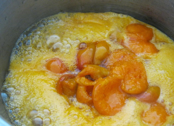 1. Этап. Варенье из абрикосов без воды: Ставим посуду на сильный огонь и доводим массу до кипения.