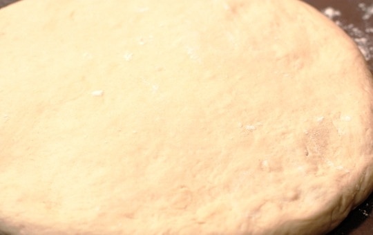 1. Этап. Фокачча с сыром и базиликом: Тот кусок теста, что побольше, тоже раскатываем в лепешку, и накрываем ей первую лепешку. Аккуратненько заворачиваем края - начинка должна быть плотно закрытой, иначе вытечет.