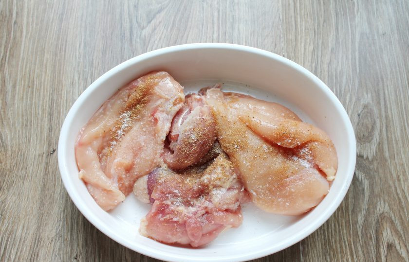 1. Этап. Куриный рулет су-вид: Срезанное филе посолите, поперчите и добавьте аджику. Все перемешайте и оставьте на один час в холодильнике.