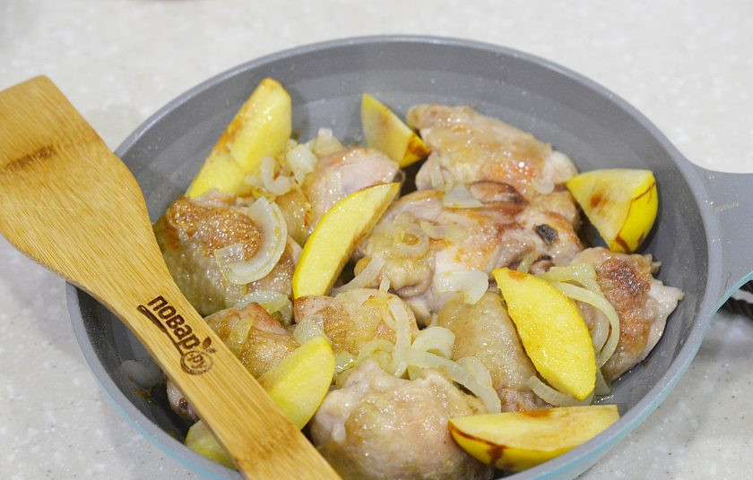 1. Этап. Курица с айвой тушеная: 6. Лук уберите из сковороды. Верните курицу, затем лук и айву. Посолите, поперчите.