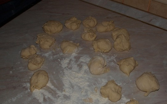 1. Этап. Картофельные булочки: Теперь в получившуюся смесь положите дрожжи, муку, соль. Замешайте тесто. Разделите его на 18-20 шариков.