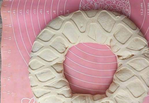 1. Этап. Пирог с тефтелями и сыром: Раздвинуть сеточку, свернуть рулет, лишнее тесто обрезать. Из оставшегося теста можно сделать украшения для пирога, я сделала елочки и звёздочки.