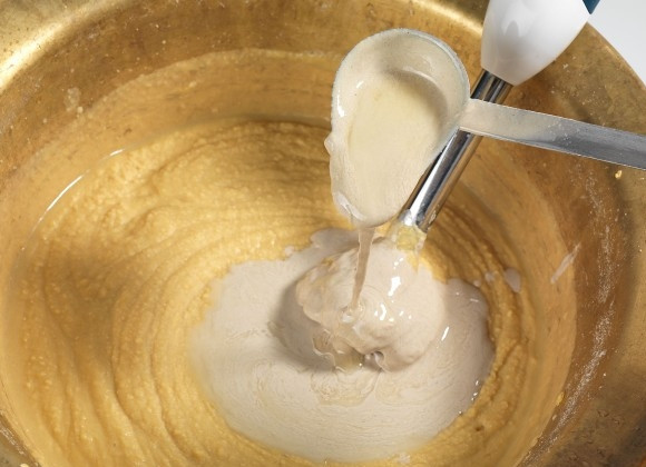 1. Этап. Хумус от Сталика Ханкишиева: 5. Выложите кунжутную пасту, продолжая взбивать.