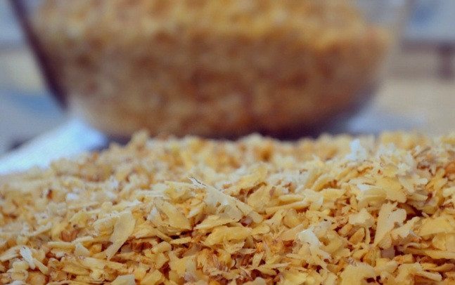 1. Этап. Козинаки из грецких орехов: Теперь самое сложное: орехи нужно измельчить. Конечно, это можно сделать и в блендере, но результат всегда получается лучше, если измельчать орехи ножом.