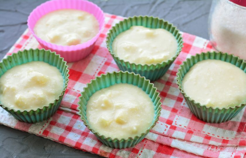 1. Этап. Пудинг для детей: Выложите творожную заготовку в силиконовые или другие формы небольшого размера. Поставьте выпекаться в разогретую до 170 градусов духовку.