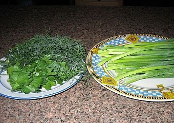 1. Этап. Салат с фасолью и кукурузой: Моем зеленый лук и зелень укропа и петрушки.