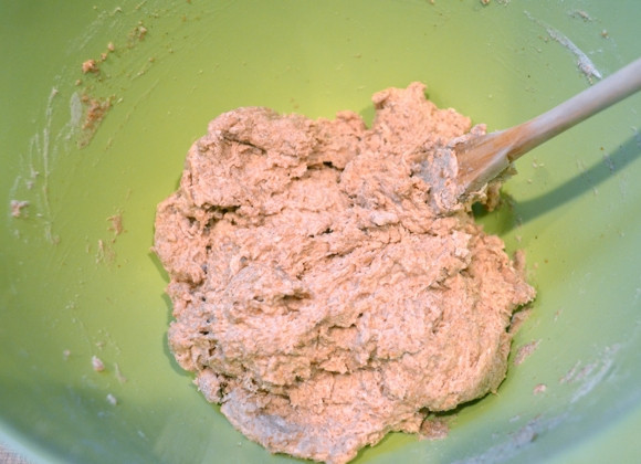 1. Этап. Рулет из хлебного теста с шоколадом: 2. Сначала добавьте 1 стакан воды, а затем добавляйте по столовой ложке, до получения мокрого и липкого теста. Накройте получившиеся тесто пленкой и поставьте в теплое место на 2-3 часа.