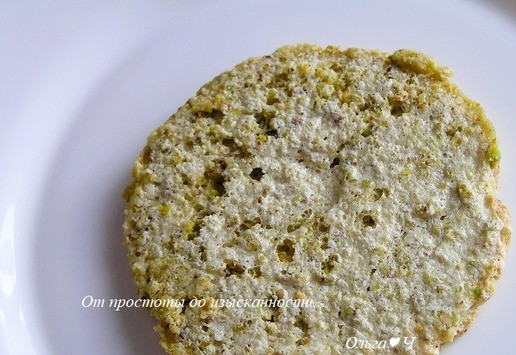 1. Этап. Фисташковое пирожное с брусничным семифреддо: Сборка. Пирожные соберите непосредственно перед подачей. Уложите на тарелку бисквит-основу.