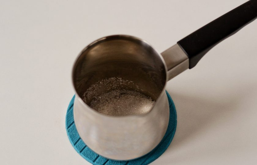 1. Этап. Карамельный кофе: В кастрюльке или в сотейнике растопите сахар на небольшом огне.