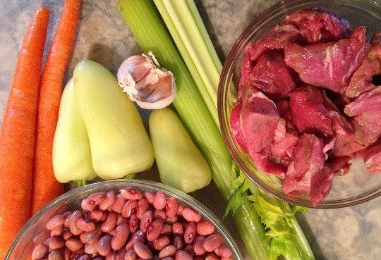 1. Этап. Красная фасоль с мясом: 1. Перед вами весь набор ингредиентов, которые потребуются, чтобы повторить этот рецепт приготовления красной фасоли с мясом.