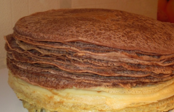 1. Этап. Блинный торт со сметаной и сгущенкой: При помощи миксера взбиваем яйца с молоком, сахаром, солью и мукой. Разделяем тесто пополам, в одну из частей подмешиваем какао. Разогреваем в сковороде растительное масло, выпекаем тонкие блинчики двух цветов.