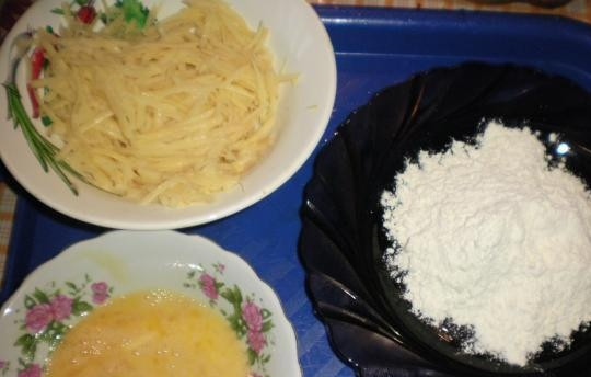 1. Этап. Картофельные котлеты из сырого картофеля: Теперь сделайте панировку. В одной миске взбейте яйца с солью. В другую натрите промытую и очищенную картошку. В третью насыпьте муку.
