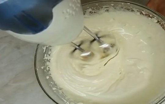 1. Этап. Бисквитный торт Подарочный: Взбейте желтки с половиной количества сахара до пышной массы светлого цвета.