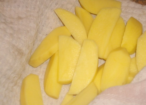 1. Этап. Говяжьи ребрышки с картошкой: 2. Картофель промываем, очищаем и нарезаем небольшими кусочками. Не нарезайте слишком мелко, поскольку в процессе запекания картошка может превратиться в пюре.