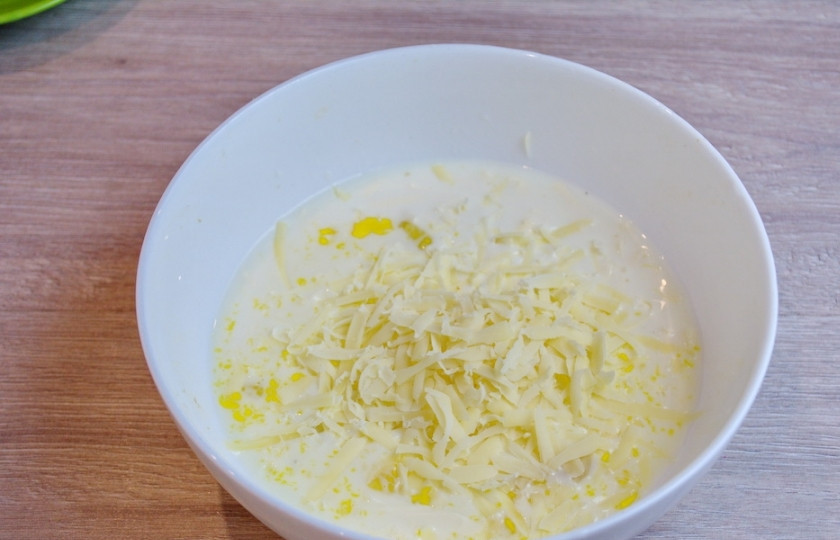 1. Этап. Киш классический: В миске смешайте 150 мл молока, 2 яйца, 150 граммов натертого на крупной терке твердого сыра (у меня 